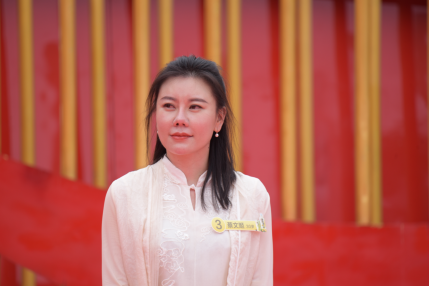再看这四位姑娘,一号女嘉宾和孩子特别有话聊,孩子喜欢啥游戏,啥动画