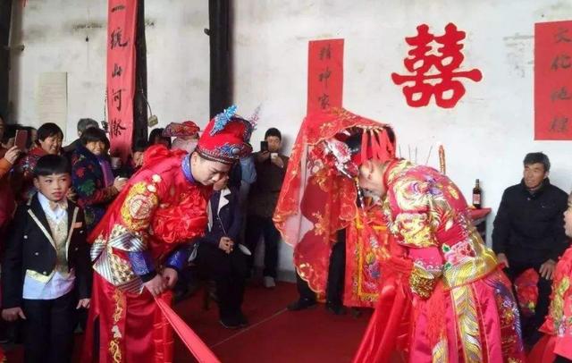 农村结婚的拜堂,原来也有很多讲究,这些忌讳需要注意