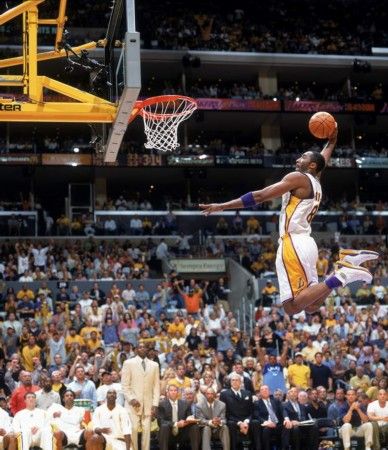 科比经典扣篮组图:隔人嗜血暴扣 背扣皇帝经典