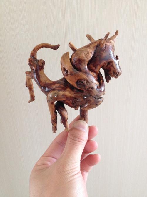 闲着没事找点树根雕刻了几个作品,发上来供欣赏.