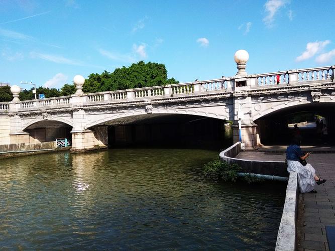 阳桥,处于中山中路,阳桥东边是杉湖,西边是榕湖.▽