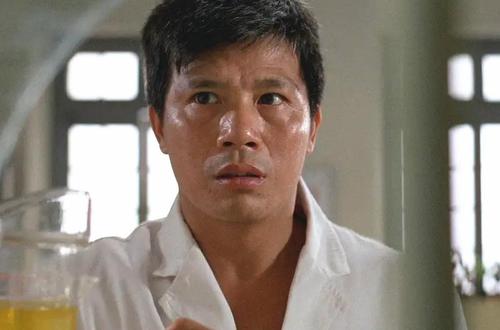 老戏骨刘家荣收女徒弟,转赠哥哥刘家良的宝剑,77岁身手仍灵活