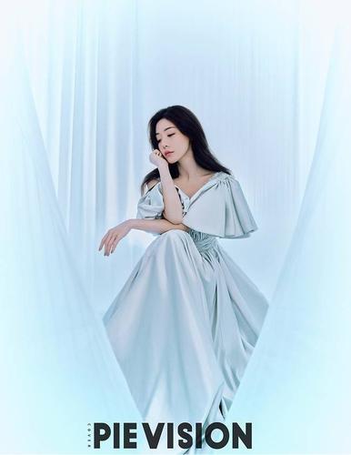 邓家佳最新杂志封面大片 变身文艺女郎故事感十足