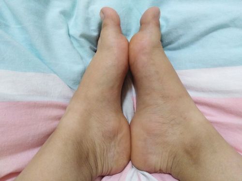 就不长了,我记得特别清楚,原来父母带我去买鞋子,每年夏天都会大两码