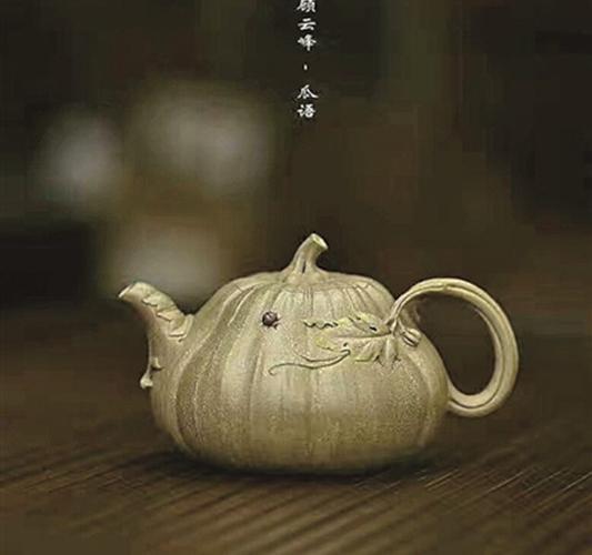 1976年生于宜兴,在父辈的熏陶下,于1992年进宜兴紫砂工艺五厂学习紫砂