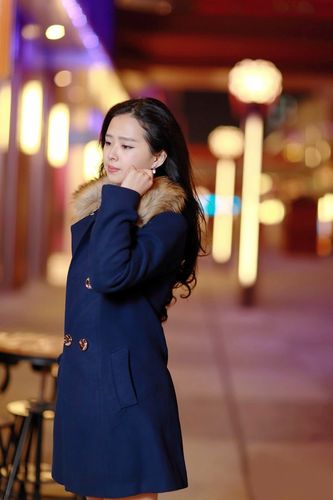 人像摄影(夜晚灯光下的美丽女子)