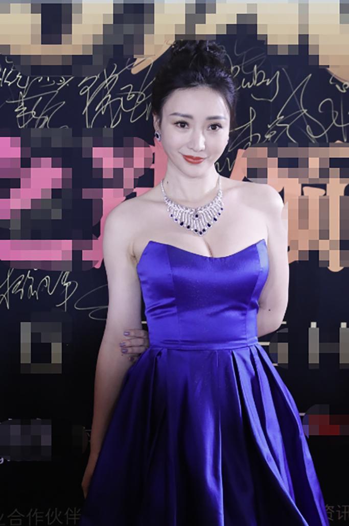 原创39岁柳岩的性感之路抹胸裙穿上瘾身材有料就是任性
