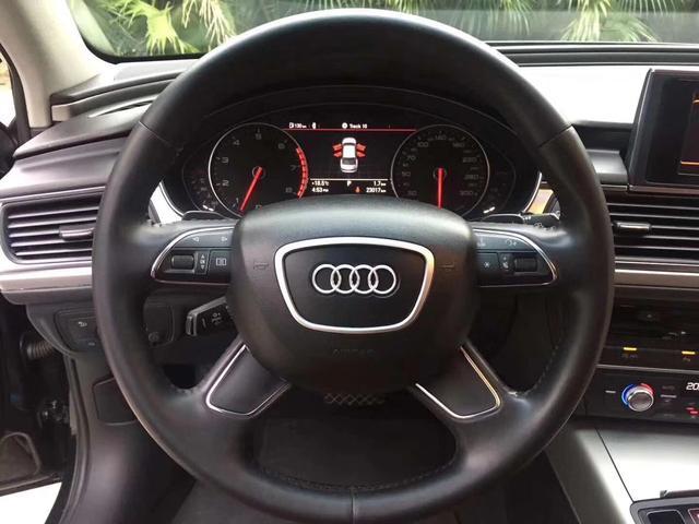 操控:方向盘很轻,打方向很灵活.