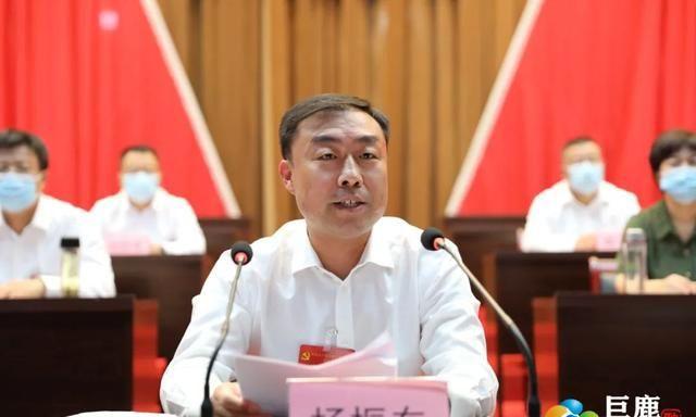 大会顺利完成各项议程后,杨振东发表讲话.