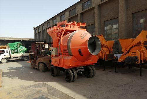 移动式混凝土搅拌机带8条轮胎随时都可以拉走