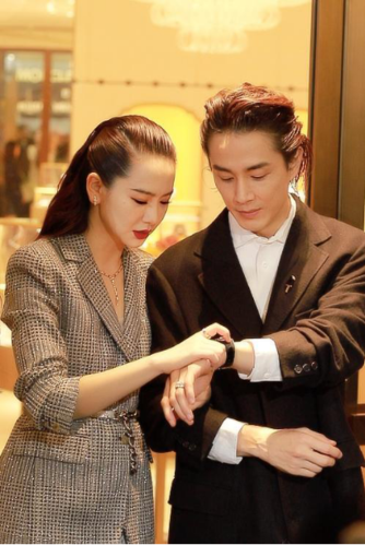 戚薇携手李承铉出席活动,闪钻西装气场全开,事业爱情