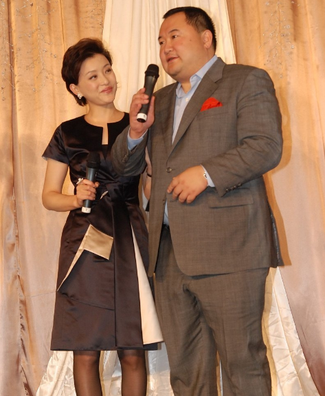 杨澜和富商老公同框,穿小黑裙配丝袜真优雅,依偎着老公一脸幸福