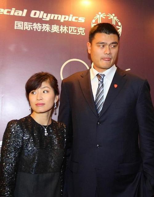 叶莉越来越有女人味了,浅灰短裙大秀美腿,站在姚明旁边小鸟依人