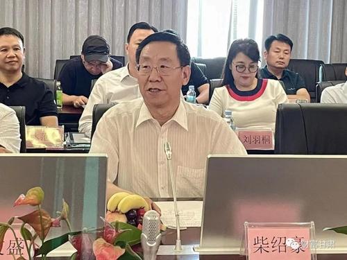柴绍豪代表甘肃省工商联,对甘肃省企业创新发展研究院新能源及金融