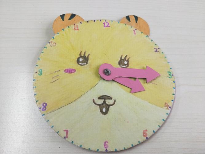 做钟表不但认识钟面的刻度是怎样排列的,指针有哪些,有什么区别,更