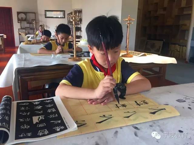 鄞江镇中心小学学生练习书法