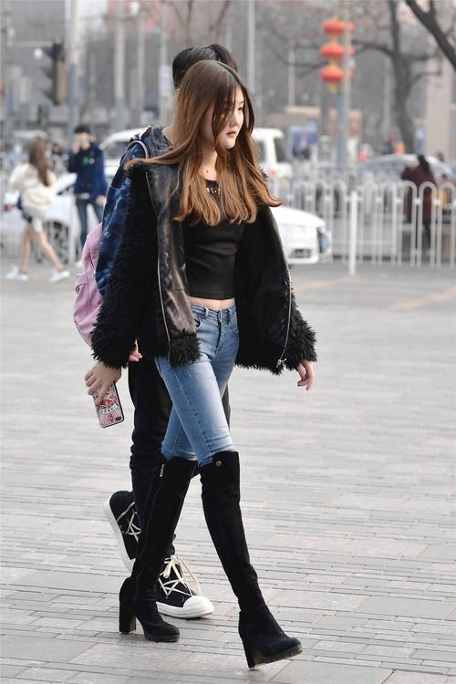 紧身牛仔裤搭配过膝靴,要选择高跟款式更好看,衬托出精致时尚