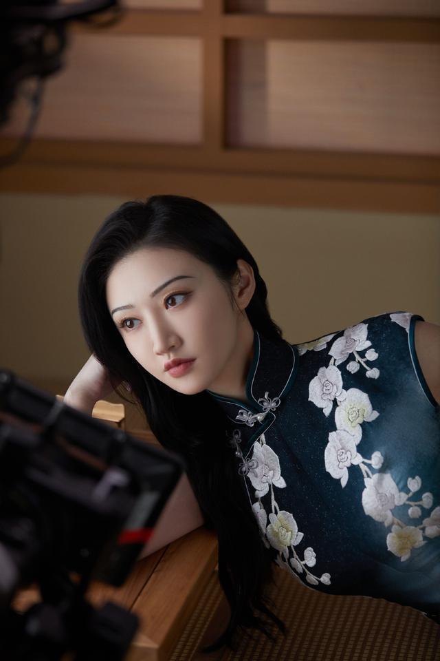 司藤大火之后景甜再穿旗袍秀曲线人间富贵花名副其实