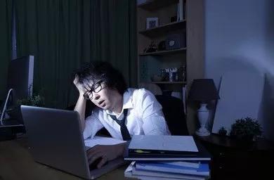 夜深了还在熬夜加班的他们让无数人潸然泪下