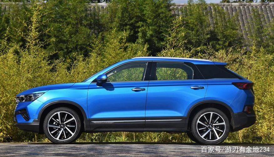 蓝色越野车,独特的造型设计,这款车更从外表显得扎实而有韧劲