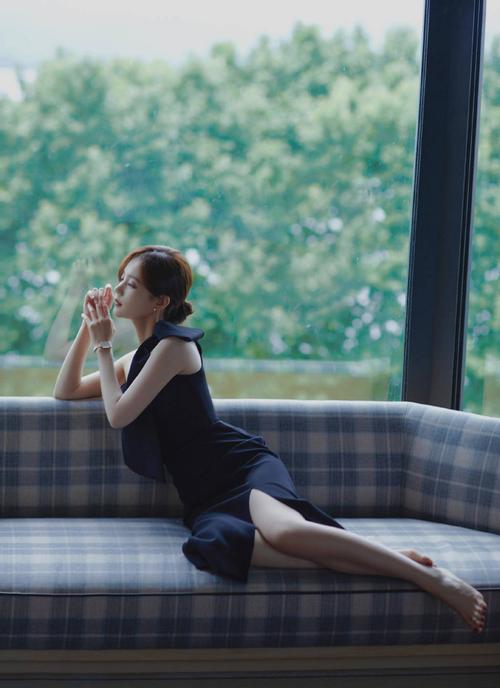 李一桐穿开叉裙露修长美腿 生图曝光身段前凸后翘