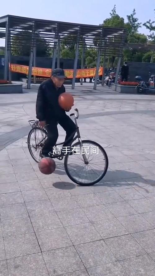 姜还是老的辣看大爷这玩球的技术年轻人再练个10年也比不上