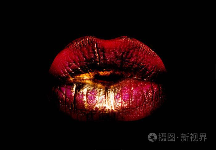 女人嘴图标.嘴唇隔离在黑色背景.豪华化妆品的概念.微笑或亲吻