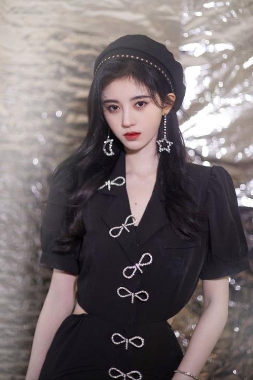 鞠婧祎堪称氛围感美女,但穿山寨货已经不止一次,造型师长点心吧