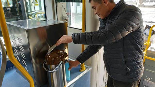 青岛904路公交车上配暖水瓶感动一车乘客
