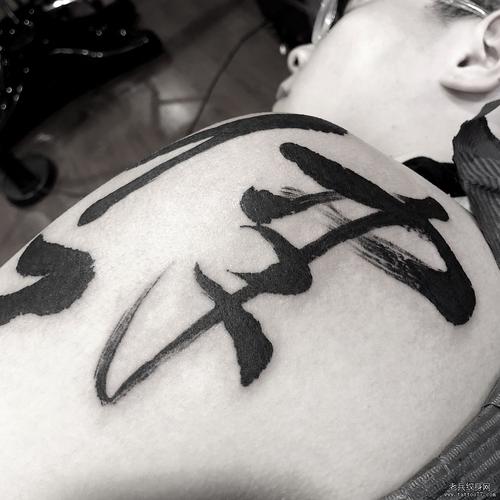 后背黑色侧脸线条抽象纹身图案