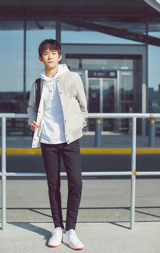 易烊千玺 #tfboys 机场街拍时尚街拍 高清 帅气 时尚担当易烊千玺 暖