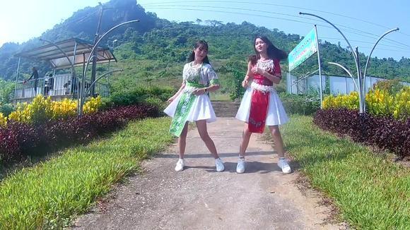 越南苗族姑娘在景区跳舞