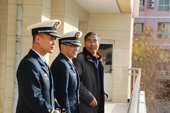 中国人民解放军海军潜艇学院校领导到十三中交流