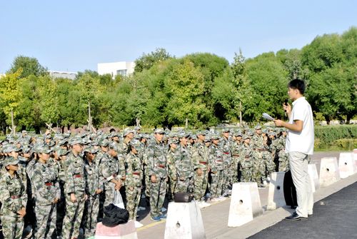 月  日下午,师范学院201 级新生军训动员大会在石河子大学中区