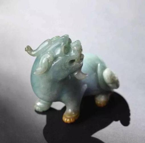 清代翡翠雕独角瑞兽,此镇作瑞兽之形,其形似狮,头颈向后扭伸张望,神情