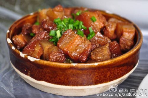 【diy盐煎尖椒五花肉】1,五花肉切成厚片,尖椒去蒂去籽,切成小块.