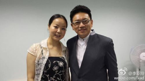 李亚玲:在东方卫视录完节目,和主持人骆新合影.