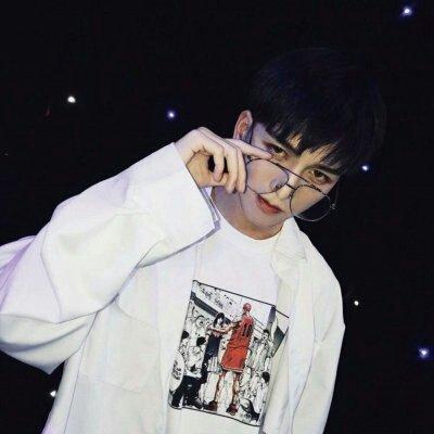 男生头像戴眼镜的酷帅的