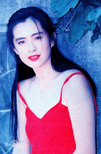 1984年,首次主演电影《今年的湖畔会很冷》,其后签约邵氏电影公司到