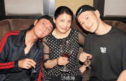 陈坤黄晓明同框 一个感慨喝大了一个发文20年情真意切