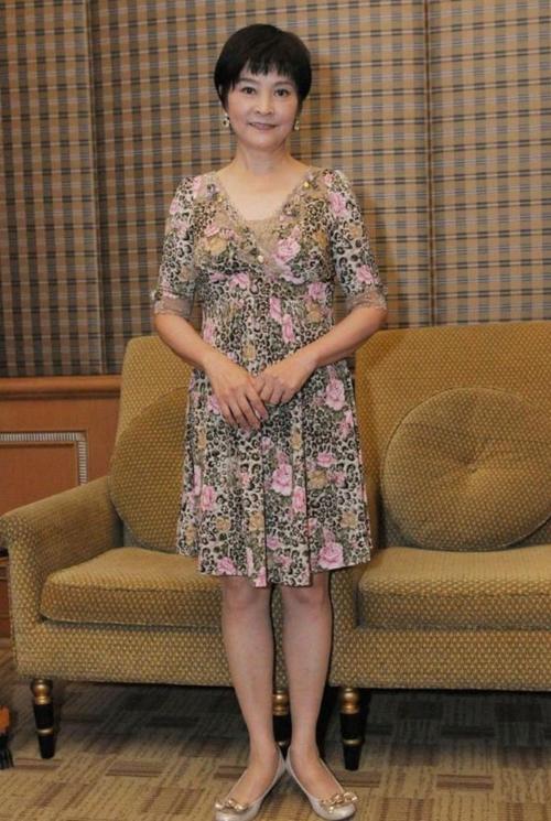 66岁梁丹妮贵妇气质爆棚,穿v领雪纺裙,跟老公有老夫少