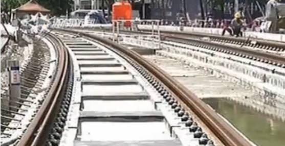 发现, 路中间的施工挡板已经撤去, 安装好的有轨电车轨道露出了真"颜"