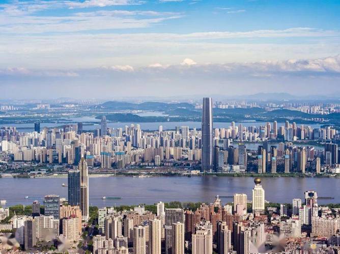 2020年,武汉城市"天际线"又刷新高度.