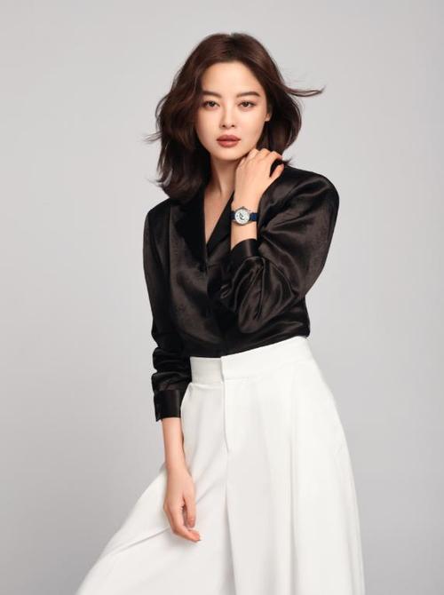 时尚广州新媒体万宝龙品牌大使辛芷蕾自信演绎宝曦系列腕表新作