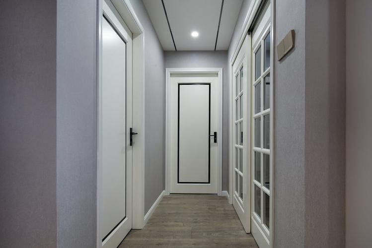 简约北欧烤漆象牙白色卧室门搭配黑色把手拉手效果图