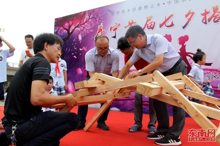 并站在现场龚健用22根粗木棍搭起的"鹊桥"上拍照留念,感受廊桥文化