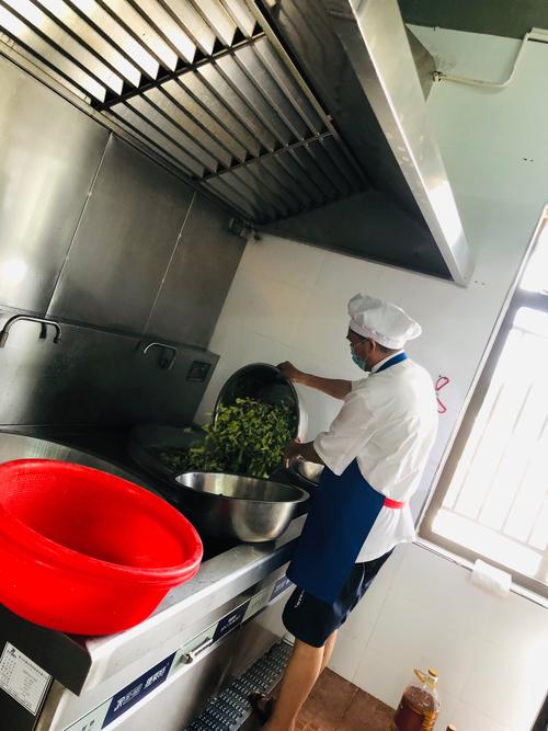 厨房师傅的背影,是不是很帅啊!