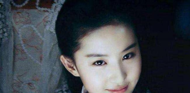 但是刘亦菲的男装也非常俊美,果然美的人不管什么造型,也能够美美哒.