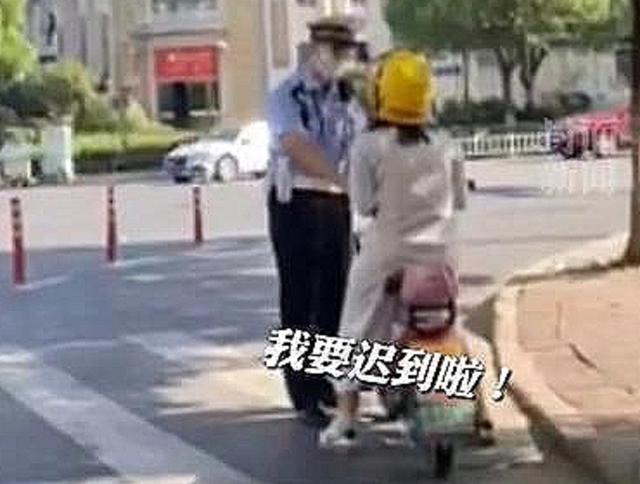 浙江杭州:一名年轻女子骑着"小毛驴"急匆匆去上班