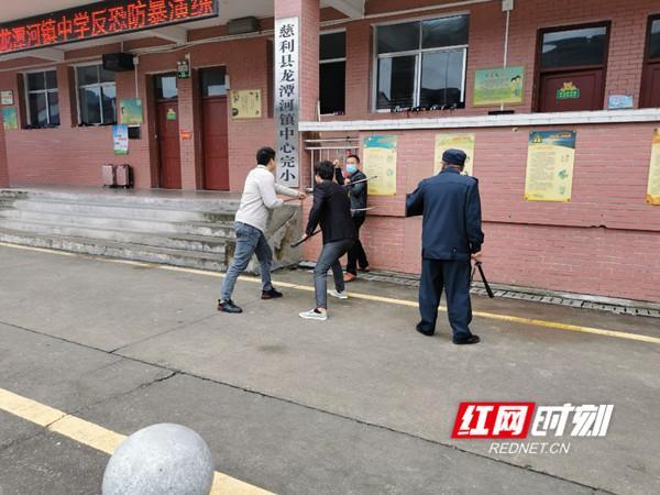 慈利县龙潭河镇中学组织开展反暴恐演练.